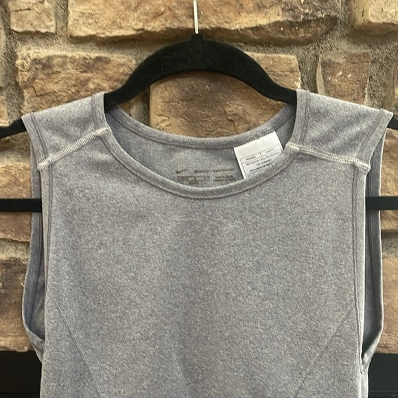 Nike sleeveless gray workout top. Size Medium - Picture 2 of 9